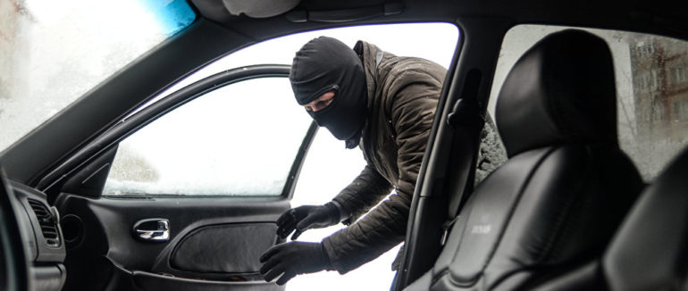 Пограбування у Мукачеві: з автомобіля 34-річного мукачівця викрали значну суму грошей