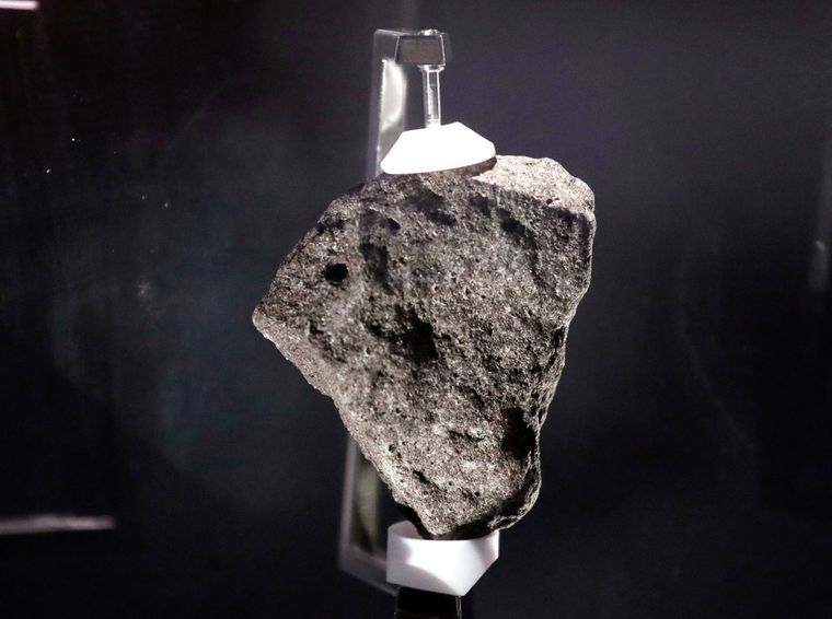 Місячний ґрунт: як він потрапляє на Землю, де зберігається та які загадки приховує