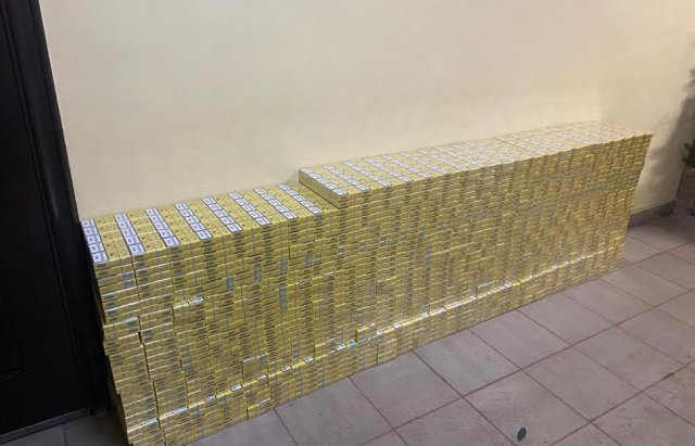 Тікали від прикордонників: закарпатські контрабандисти залишили понад 4 тисячі пачок цигарок