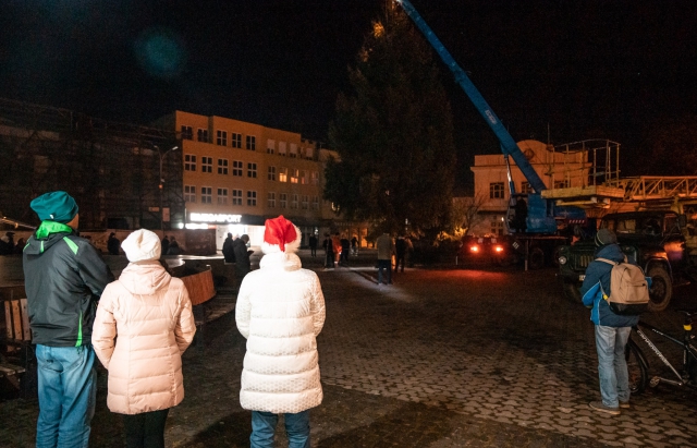 В центрі Мукачева та Ужгорода вже встановлені новорічні красуні