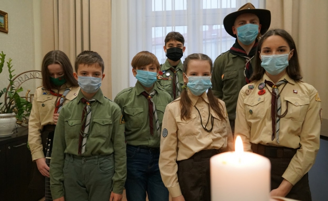 Символ миру та світла: пластуни передали Віфлеємський вогонь міському голові Мукачева