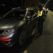 Лайфхак від угорських поліцейських: аби запобігти аварійності на дорогах вночі, водіям пропонують каву або цукерку з кофеїном