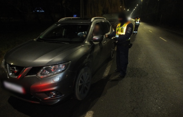 Лайфхак від угорських поліцейських: аби запобігти аварійності на дорогах вночі, водіям пропонують каву або цукерку з кофеїном