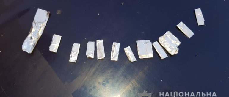 На Ужгородщині у 35-річного злочинця вилучили 14 згортків з наркотичною речовиною