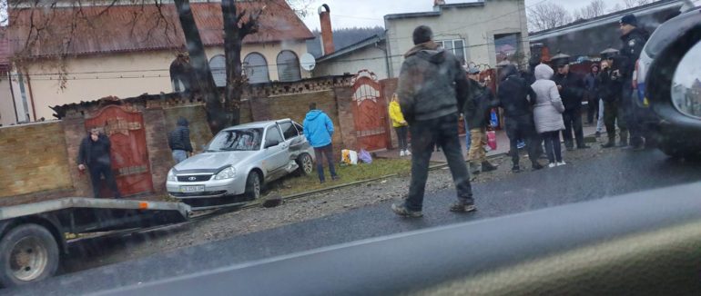 Авто відкинуло на узбіччя: ДТП на Тячівщині