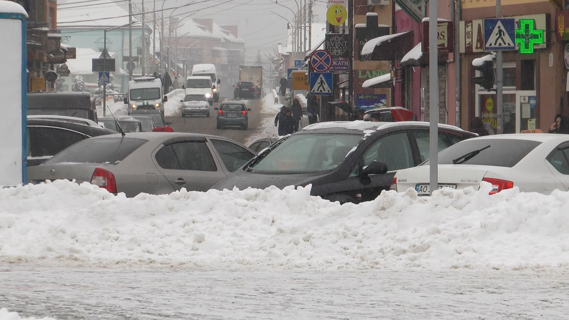 У Мукачеві розчищають дороги від снігу