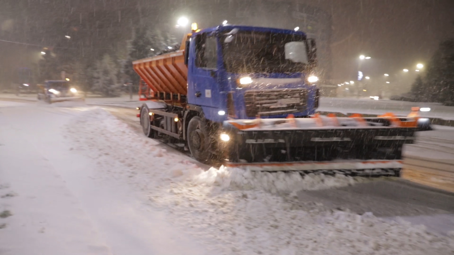В Ужгороді активно розчищають сніг
