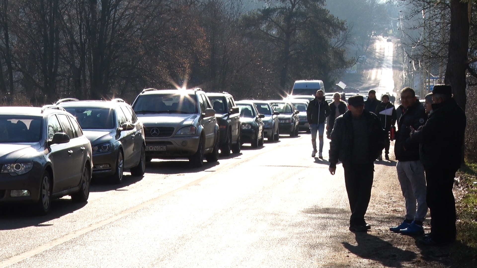 Кілометрові черги: закарпатці повертаються за кордон