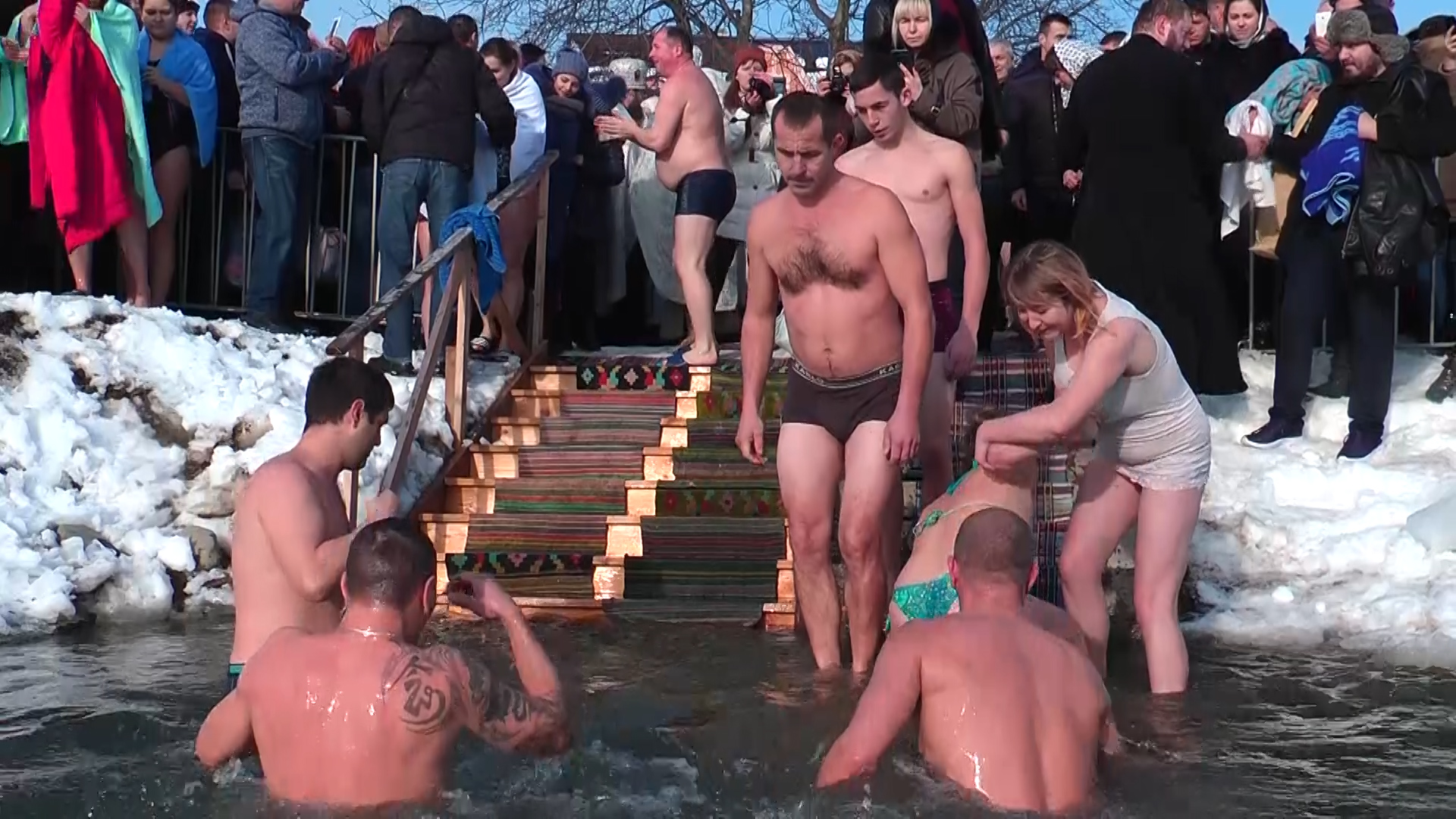 Правила моржування: як не захворіти при купанні на Водохреща?