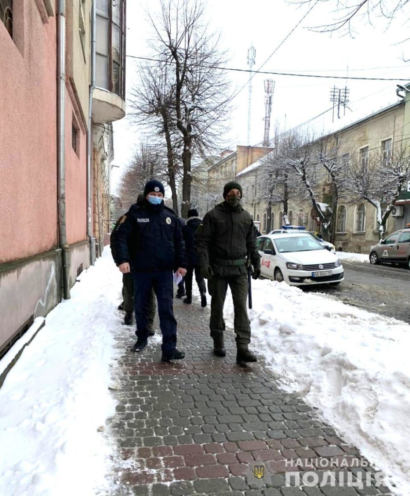 Закарпатська поліція з військовими Нацгвардії посилюють охорону публічного порядку краю