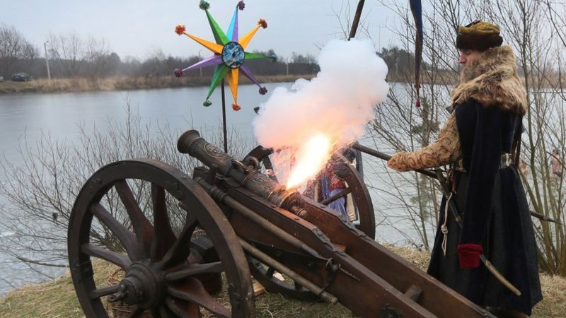 Вода, чорти та стрілянина: як українці святкували Водохреща