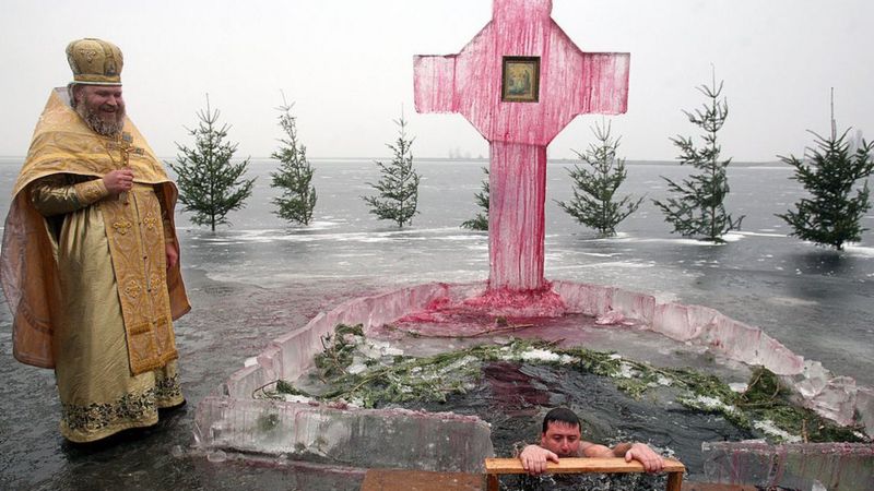 Вода, чорти та стрілянина: як українці святкували Водохреща