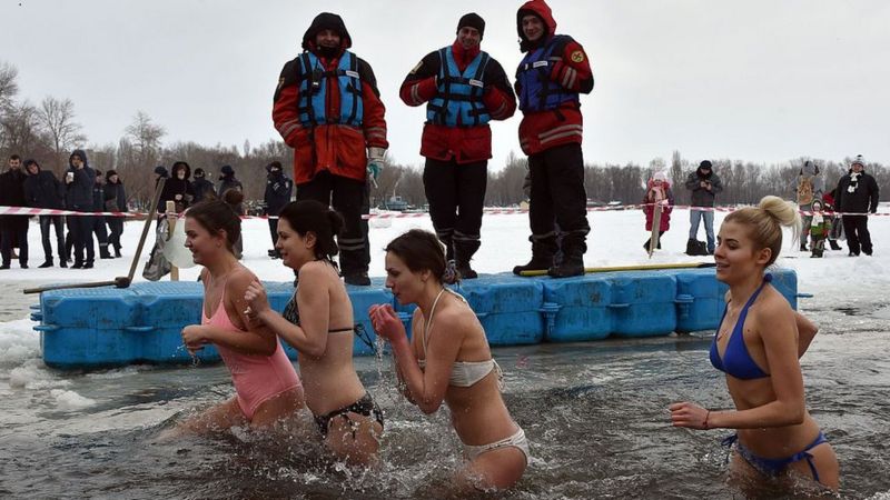 Вода, чорти та стрілянина: як українці святкували Водохреща