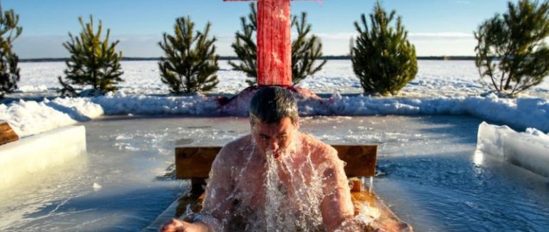 Вода, чорти та стрілянина: як українці святкували Водохреща