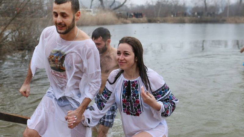 Вода, чорти та стрілянина: як українці святкували Водохреща