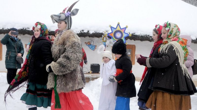 Вода, чорти та стрілянина: як українці святкували Водохреща