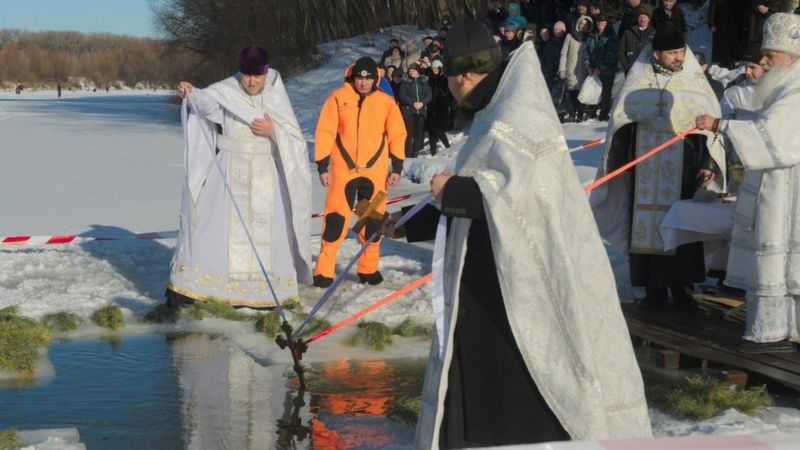 Вода, чорти та стрілянина: як українці святкували Водохреща