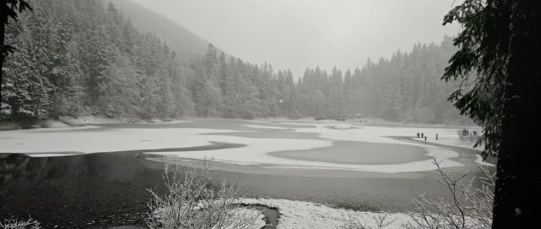 Засніжений Синевир: в мережі оприлюднили світлини туристичної родзинки Закарпаття