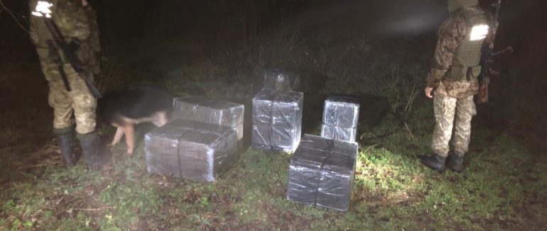 “Різдвяні подарунки”: на Закарпатті зупинили незаконне переміщення 3-х тисяч пачок цигарок