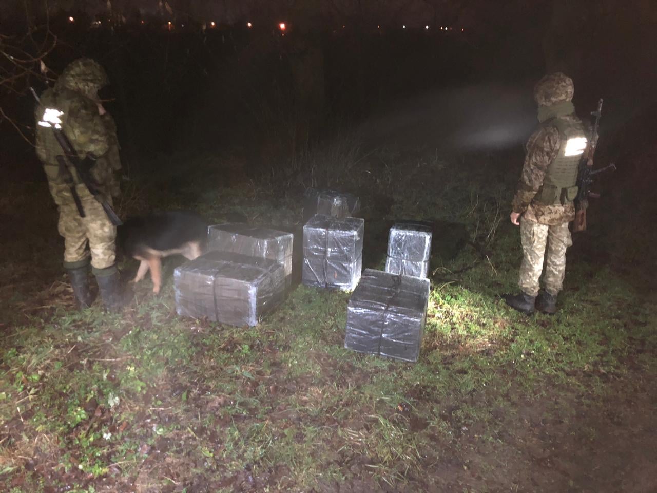 "Різдвяні подарунки": на Закарпатті зупинили незаконне переміщення 3-х тисяч пачок цигарок