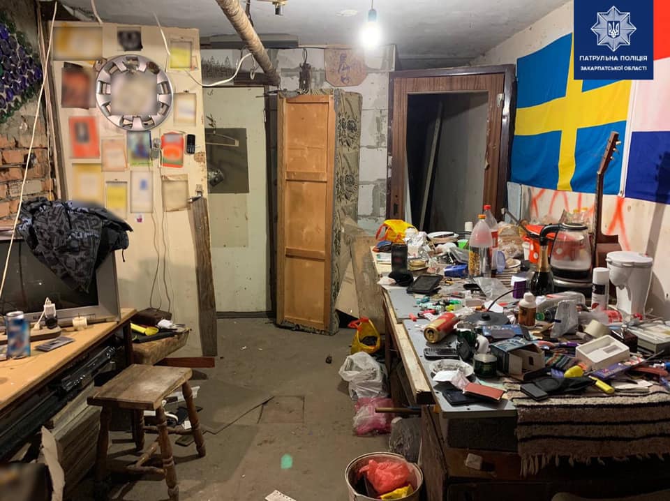 Нічне полювання: в Ужгороді затримали групу чоловіків, що зберігали наркотичні речовини