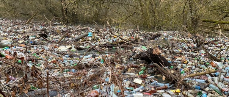 На Мукачівщині виявили найбільший пластиковий затор річки Латориця