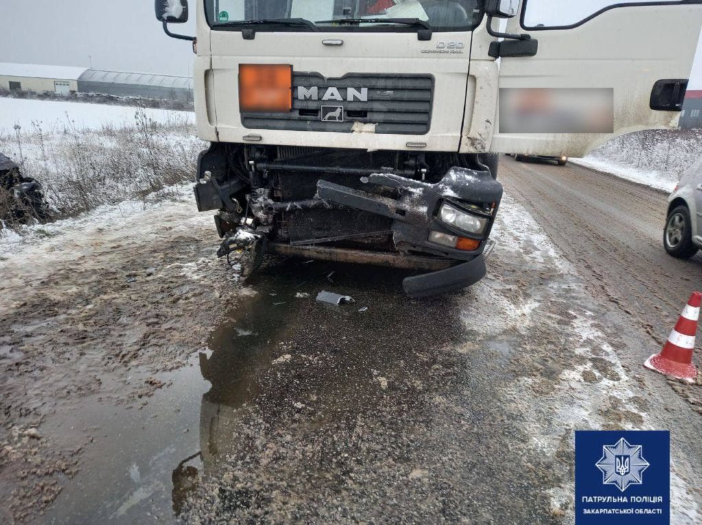 Нові подробиці аварії у Мукачеві: зіткнулися легковик та вантажівка