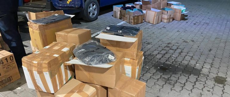 На Закарпатті пасажир мікроавтобуса з Італії хотів завезти 600 одиниць брендового одягу без оподаткування на кордоні