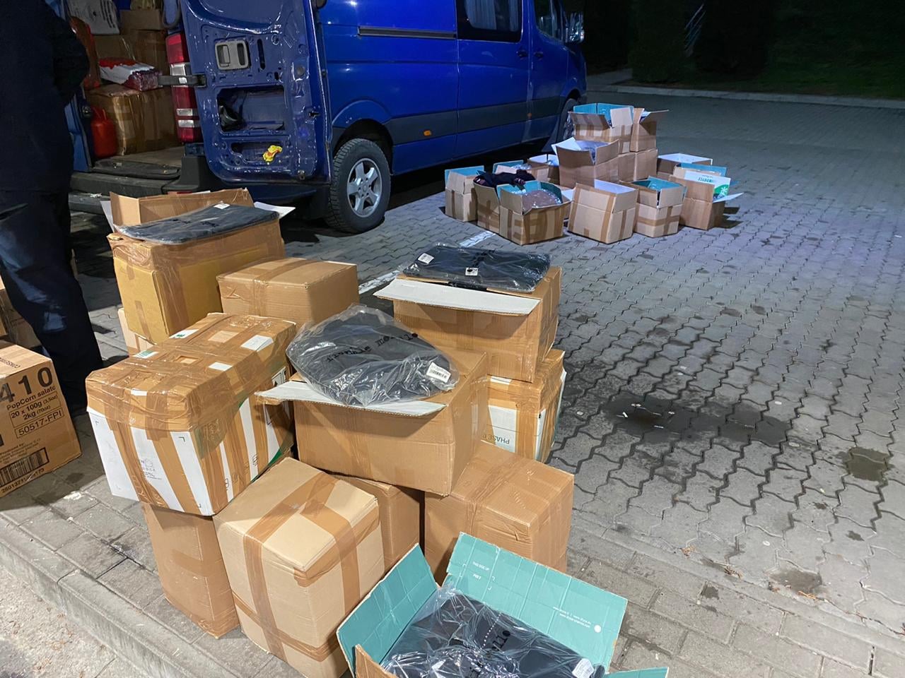 На Закарпатті пасажир мікроавтобуса з Італії хотів завезти 600 одиниць брендового одягу без оподаткування на кордоні