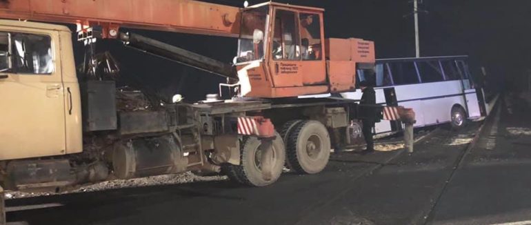Вечірня автопригода на Закарпатті: рейсовий автобув влетів на залізничну колію та перекрив рух потягів