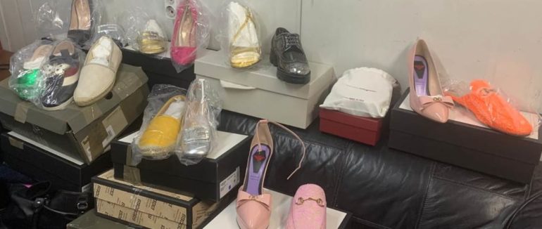 На кордоні Закарпаття зупинили чергову контрабанду: на МП “Тиса” вилучили майже 20 пар взуття