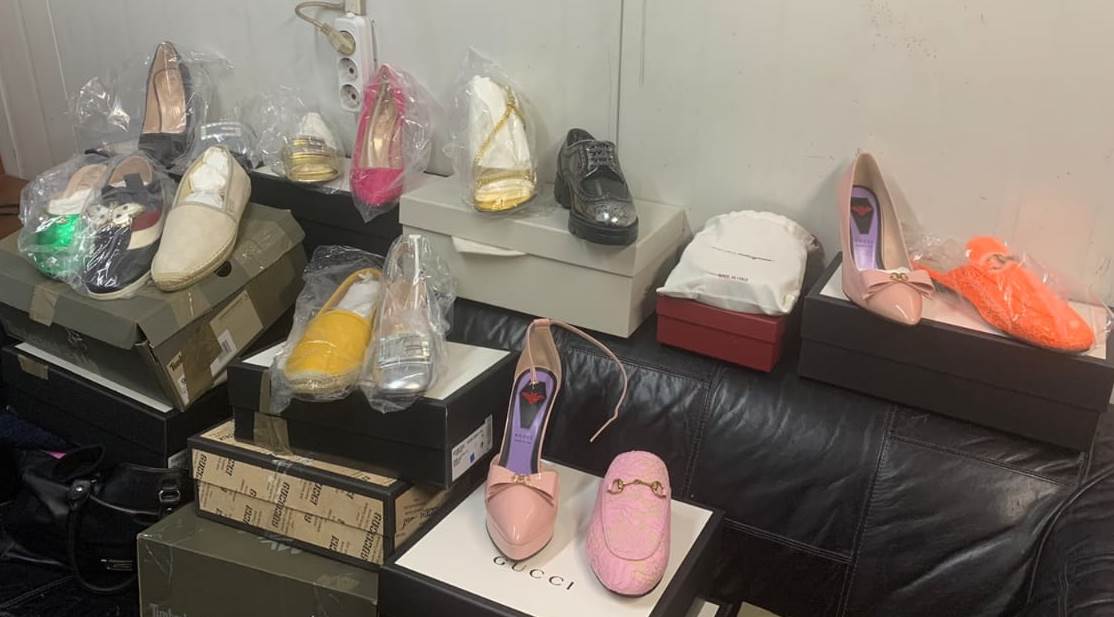 На кордоні Закарпаття зупинили чергову контрабанду: на МП "Тиса" вилучили майже 20 пар взуття