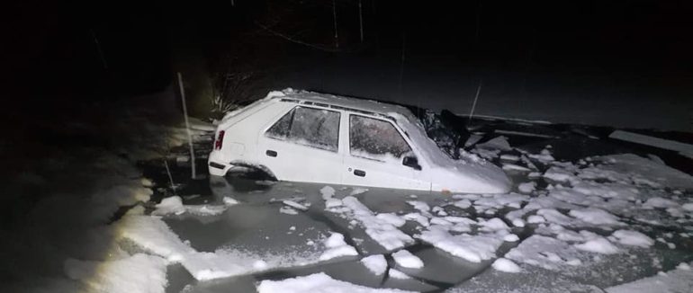 Сцена ніби з фільму жахів: жінка дві години не могла вибратися з авто, яке провалилося під кригу