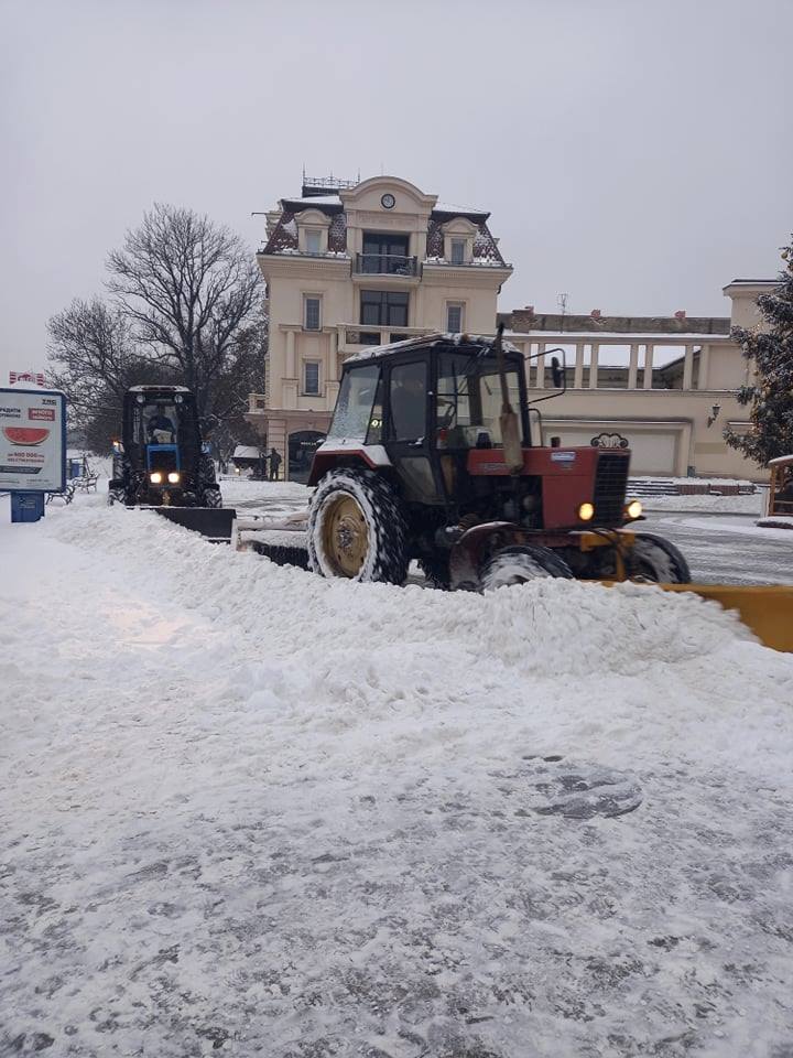 Замело: в Ужгороді очищають дороги від снігу