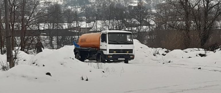 На Рахівщині очевидці зафіксували асенізаційну машину на березі річки Шопурка