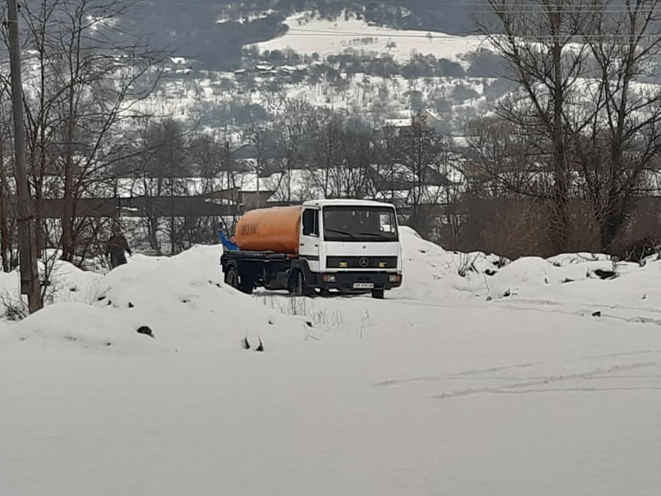 На Рахівщині очевидці зафіксували асенізаційну машину на березі річки Шопурка