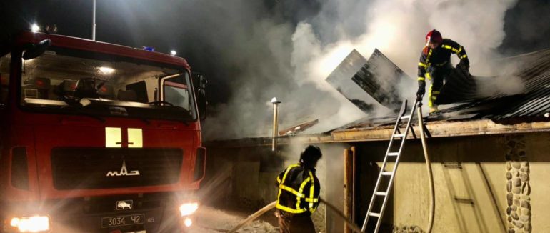 Нічна пожежа у Хусті: заживо згоріло майже 100 свійських тварин