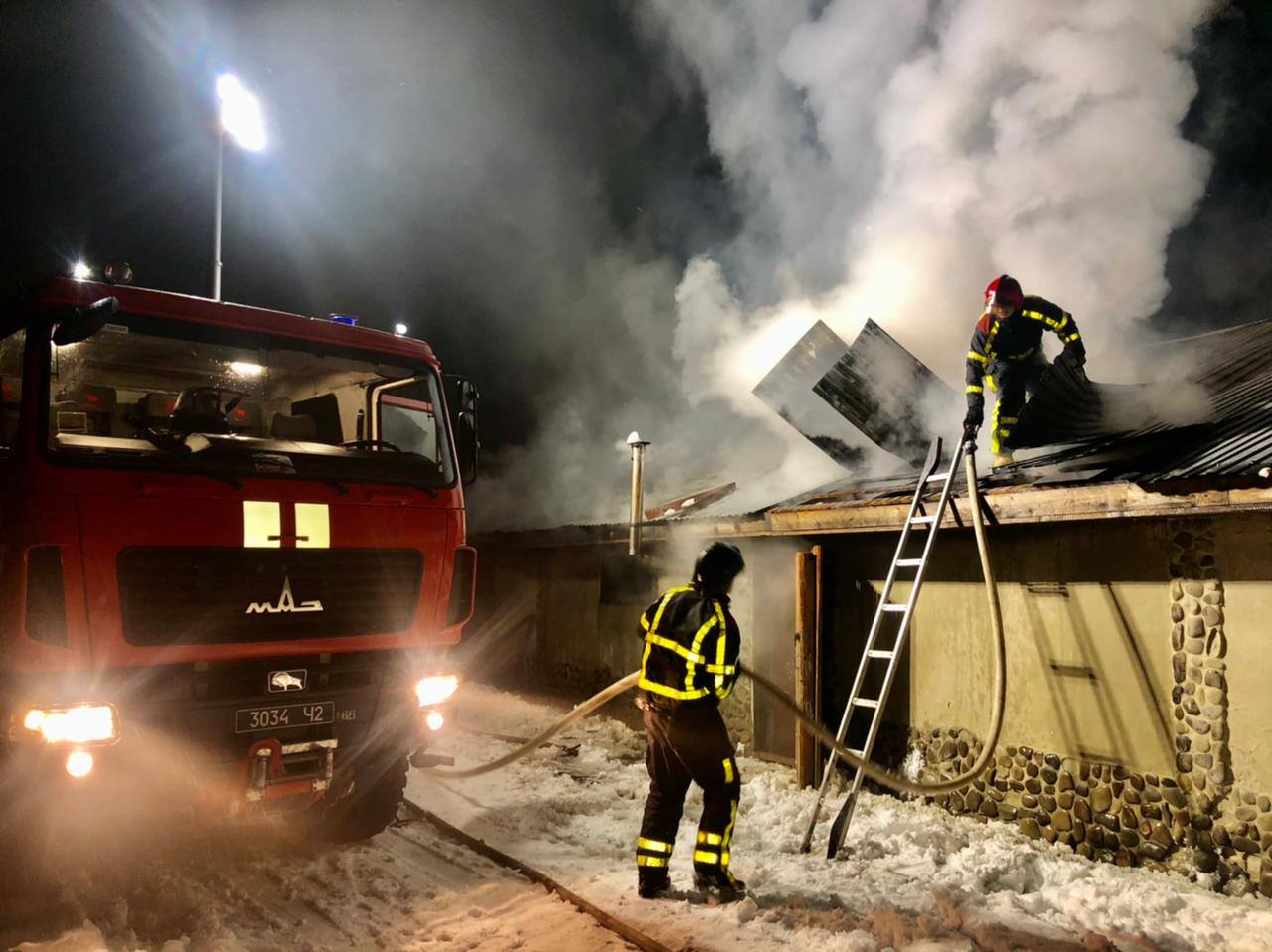 Нічна пожежа у Хусті: заживо згоріло майже 100 свійських тварин