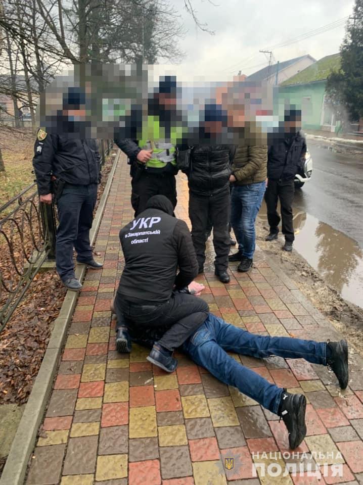 Поліція Міжгірщини викрила двох чоловіків, які розраховувалися фальшивими купюрами