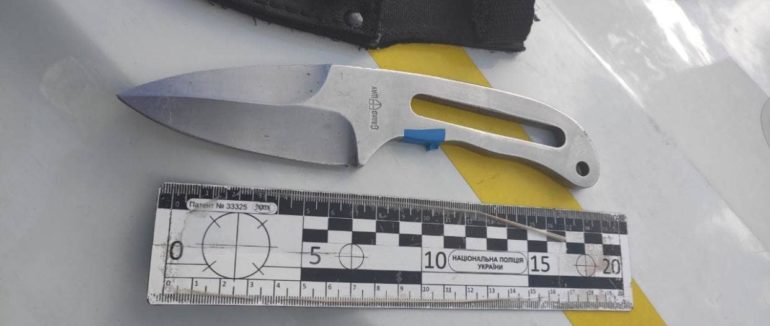 У Мукачеві затримали чоловіка, який переносив холодну зброю