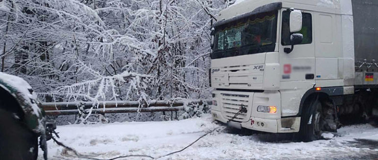 Понад півтори доби перебував у кюветі: на Закарпатті на перевалі витягали вантажівку