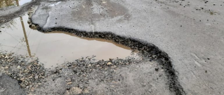 Зійшов сніг – зійшли й дороги: на Закарпатті люди обурені станом дороги Колочава – Негрівець