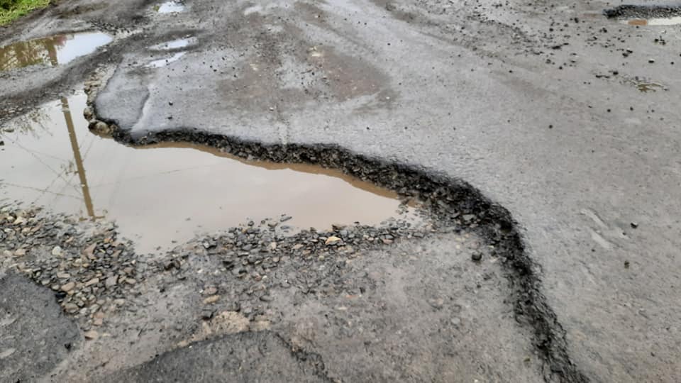 Зійшов сніг - зійшли й дороги: на Закарпатті люди обурені станом дороги Колочава - Негрівець