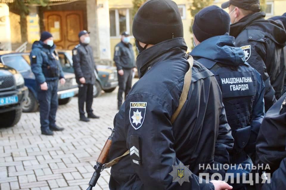 На Закарпатті заступають додаткові патрулі поліції спільно з Нацгвардією