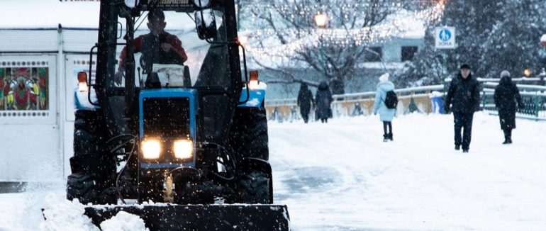 Ужгородські вулиці від снігу прибирали 4 трактори