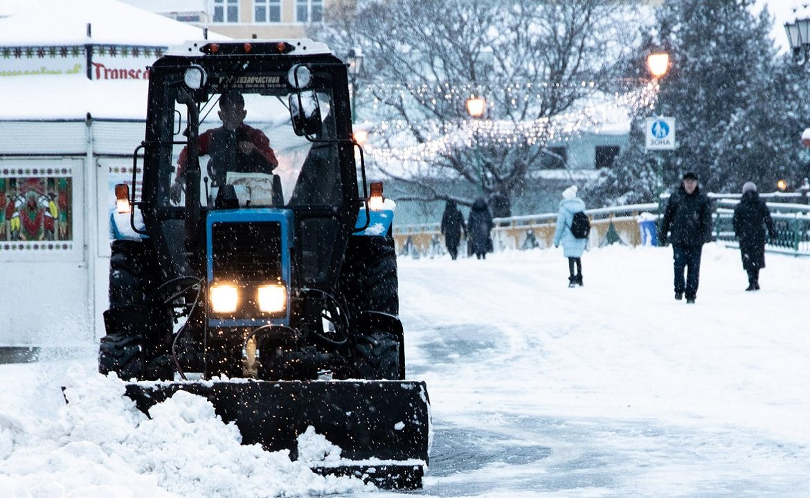 Ужгородські вулиці від снігу прибирали 4 трактори