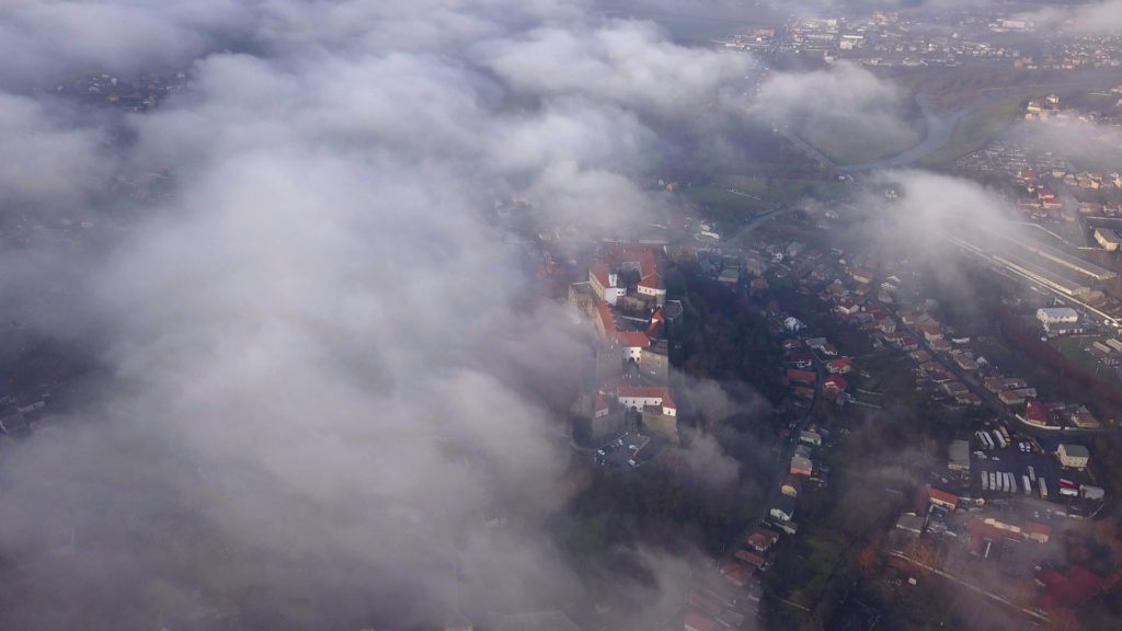 Містичне Мукачево та замок Паланок в тумані отримали звання фото і відео дня