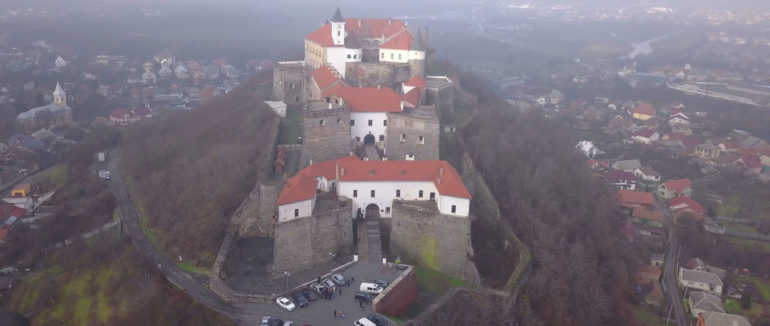 Містичне Мукачево: замок Паланок окутав туман