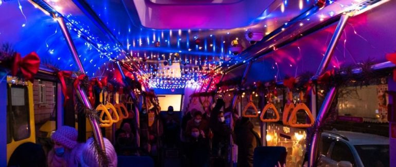 Свято триває: в Ужгороді курсує новорічно-різдвяний автобус