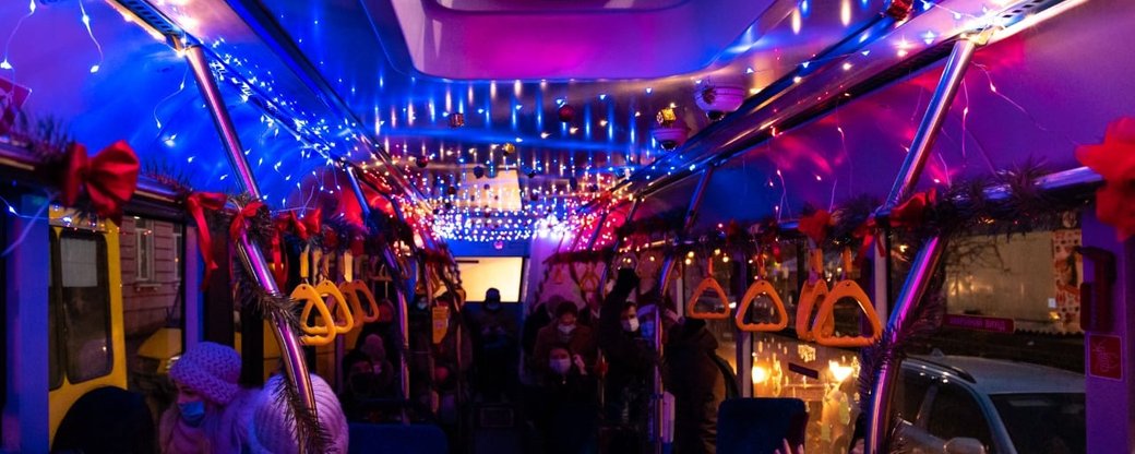 Свято триває: в Ужгороді курсує новорічно-різдвяний автобус